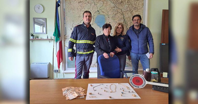 Frosinone Nipote farlocco che chiede soldi: ancora un recupero di denaro e gioielli da parte della Polizia copia