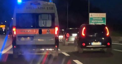 Incidente stradale mortale nella notte: cordoglio e dolore per la vittima AMBULANZA