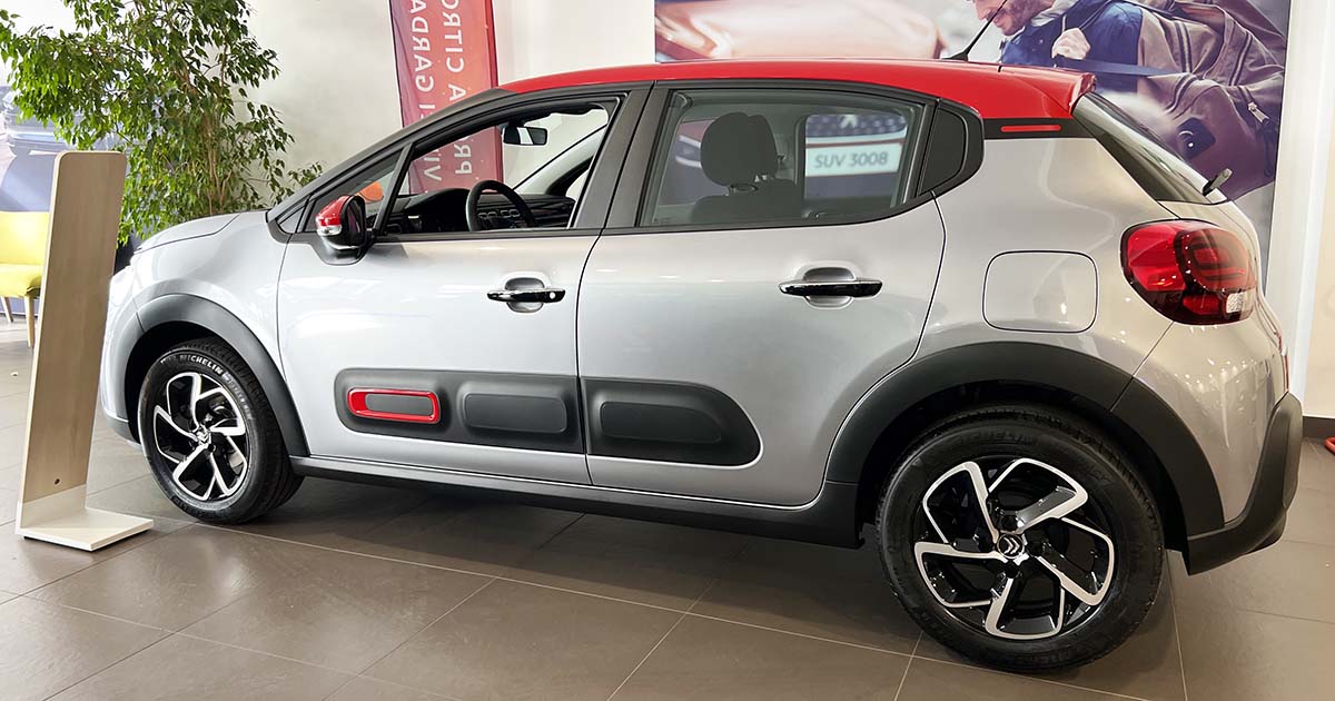 Citroen Citroën C3, la city car per eccellenza. Vieni a provarla da Jolly Automobili Citroen C Airbump Il colore della fascia che li circonda corrisponde al Pack Color che scegli