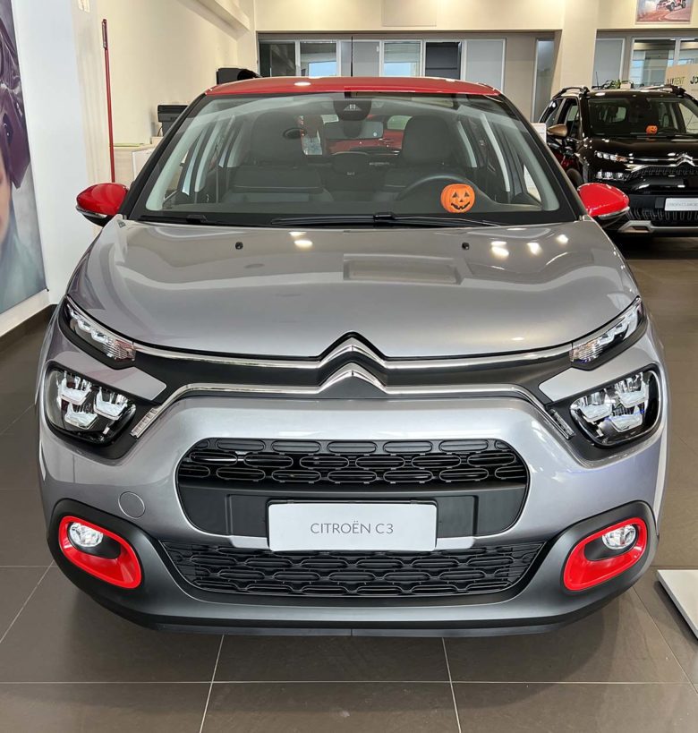 Citroen Citroën C3: fino al 31 Gennaio 2023 tua da 200 € al mese Citroen C Nel frontale gli chevron cromati si estendono fino ai fari diurni LED