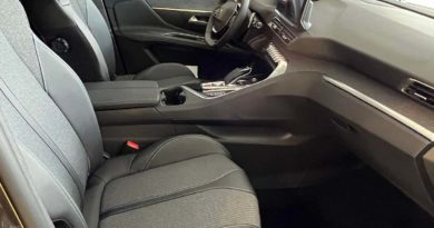 Peugeot 3008 Peugeot 3008: vieni a scoprirla da Jolly Automobili Peugeot SUV Plug In Hybrid finiture esclusive in misto TEP MistralAlcatara Greval con impunture in Aikinite