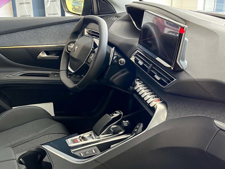 Peugeot 3008 Peugeot 3008: quanto costa, anticipo, rata, durata del finanziamento, noleggio Peugeot SUV Plug In Hybrid interno ergonomic display volante