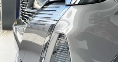 Peugeot 3008 Peugeot 3008: vieni a scoprirla da Jolly Automobili Peugeot SUV Plug In Hybrid profilo firma luminosa ad artigli di leone