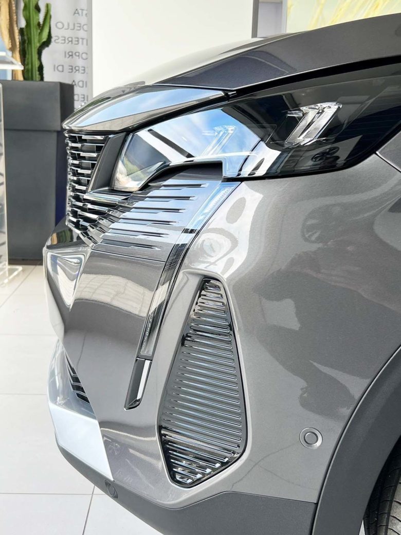 Peugeot 3008 Peugeot 3008: quanto costa, anticipo, rata, durata del finanziamento, noleggio Peugeot SUV Plug In Hybrid profilo firma luminosa ad artigli di leone