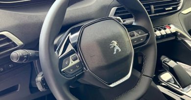 Peugeot 3008 Peugeot 3008: vieni a scoprirla da Jolly Automobili Peugeot SUV Plug In Hybrid volante multifunzione compatto