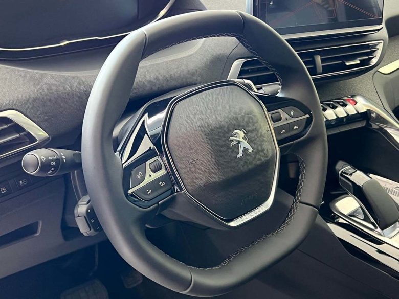 Peugeot 3008 Peugeot 3008: quanto costa, anticipo, rata, durata del finanziamento, noleggio Peugeot SUV Plug In Hybrid volante multifunzione compatto