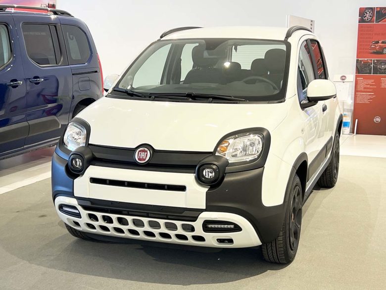 Fiat Panda Fiat Panda: fino al 31 Gennaio 2023 tua da 99 € al mese Fiat Panda Cross unisce il massimo del comfort e della tecnologia esaltando linconfondibile stile di Panda