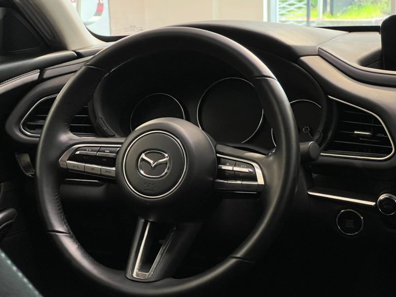 Mazda Mazda CX-30 risveglia il guidatore che è in te. Tua da 285 € al mese Mazda CX lato guidatore volante