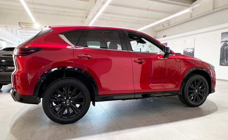 Mazda Mazda CX-5 in pronta consegna per te da Jolly Auto. Guarda le foto della vettura Mazda CX versione homura pronta consegna profilo laterale