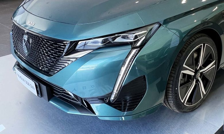 Peugeot Peugeot 308 SW: fino al 31 Dicembre 2022 tua da 299 € al mese Peugeot SW firma luminosa anterore cerchi cofano frontale