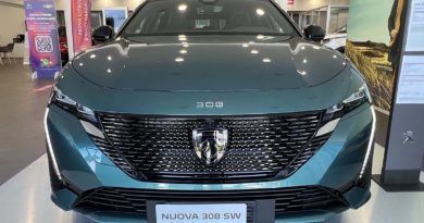 Peugeot Peugeot 308 SW: fino al 31 Dicembre 2022 tua da 299 € al mese Peugeot SW frontale nuovo stemma testa leone scudo