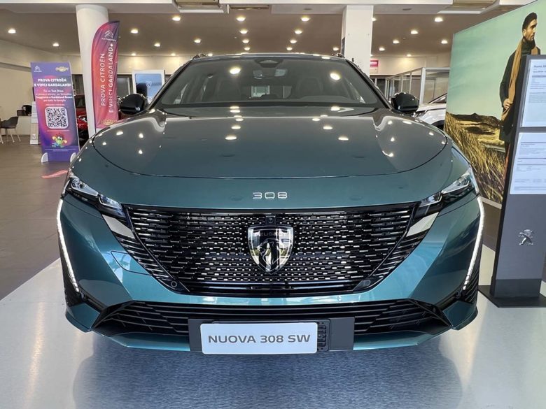 Peugeot Peugeot 308 SW: fino al 31 Dicembre 2022 tua da 299 € al mese Peugeot SW frontale nuovo stemma testa leone scudo