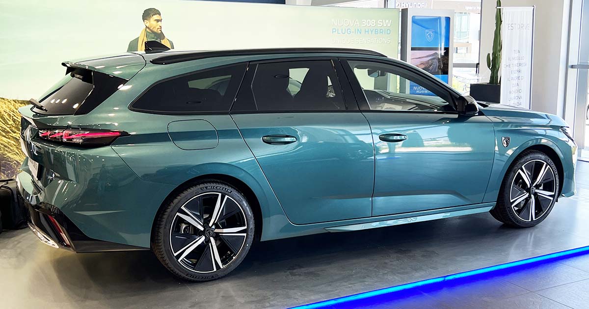 Peugeot Peugeot 308 SW: fino al 31 Dicembre 2022 tua da 299 € al mese Peugeot SW profilo laterale cerchi firma linea design