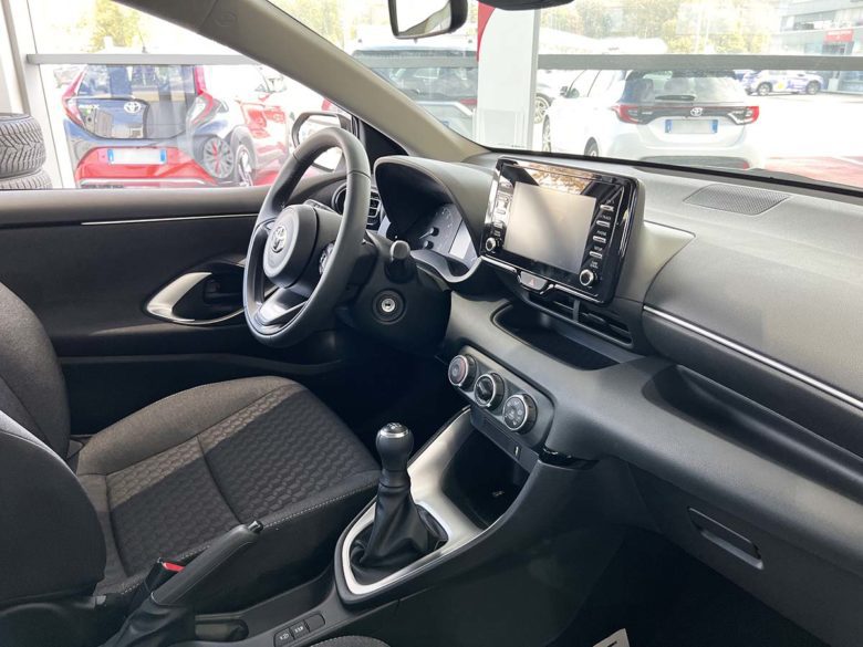 Toyota Toyota Yaris: fino al 31 Dicembre 2022 tua da 139 € al mese Toyota Yaris interni volante cruscotto cambio display