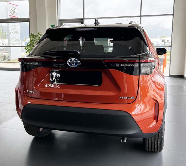 Toyota Yaris Cross Toyota Yaris Cross: tutte le ragioni per cui ha conquistato oltre 26 mila italiani Toyota Yaris Cross posteriore fari copia