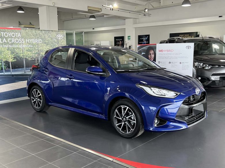Toyota Toyota Yaris Hybrid: l’ibrido migliore di sempre. Fino al 31 Gennaio 2023 tua da 129 € al mese Toyota Yaris frontale e profilo laterale