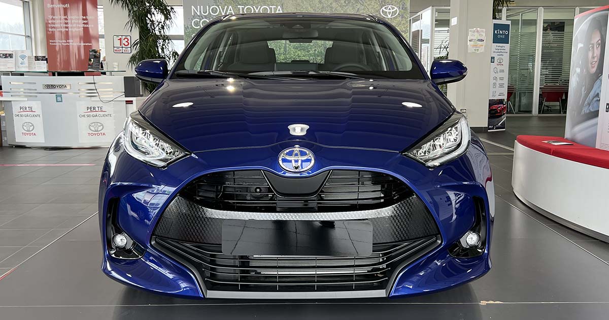 Toyota Toyota Yaris Hybrid: l’ibrido migliore di sempre. Fino al 31 Gennaio 2023 tua da 129 € al mese Toyota Yaris frontale firma luminosa cofano