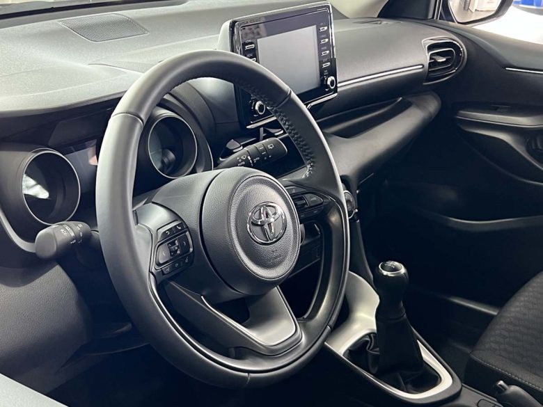 Toyota Toyota Yaris Hybrid: l’ibrido migliore di sempre. Fino al 31 Gennaio 2023 tua da 129 € al mese Toyota Yaris interno volante infotainment cruscotto