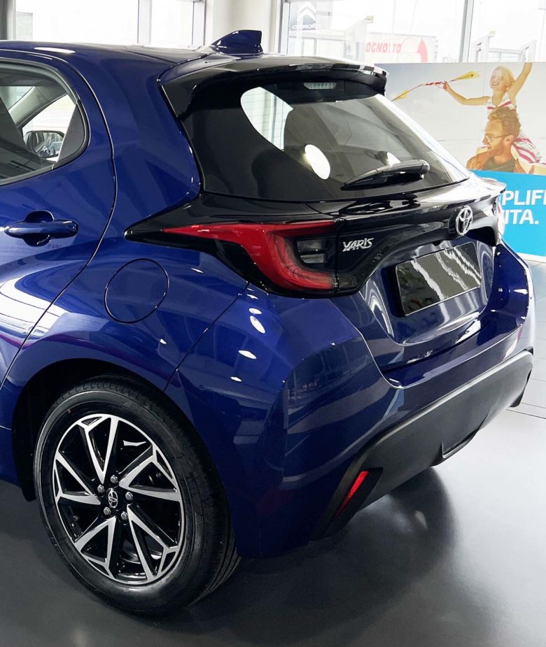 Toyota Toyota Yaris Hybrid: l’ibrido migliore di sempre. Fino al 31 Gennaio 2023 tua da 129 € al mese Toyota Yaris paraurti posteriore a boomerang