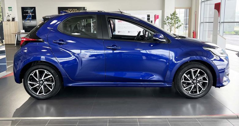 Toyota Toyota Yaris Hybrid: l’ibrido migliore di sempre. Fino al 31 Gennaio 2023 tua da 129 € al mese Toyota Yaris profilo laterale