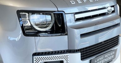 Land Rover Defender frontale fari cofano