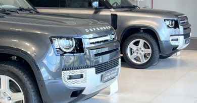 Land Rover Defender frontali fari cofano
