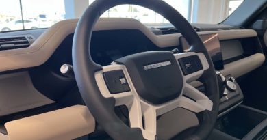 Land Rover Defender volante cruscotto infotainment