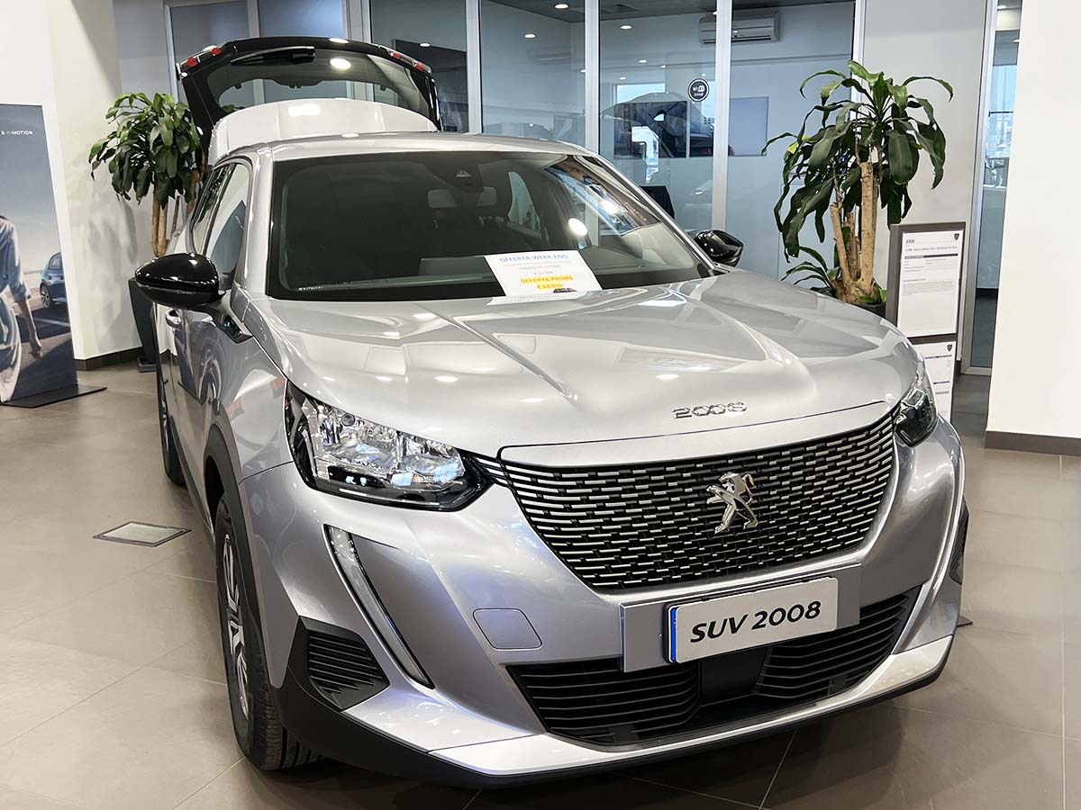 Peugeot SUV 2008 elettrico scontato (-4.000 €): in pronta consegna da Jolly Automobili Peugeot SUV elettrica cofano parte fari anteriori