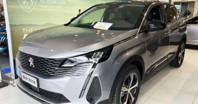 Peugeot SUV 3008 scontato (-6.000 €) in pronta consegna da Jolly Automobili Peugeot SUV profilo laterale e frontale fari cerchi in lega cofano portiere