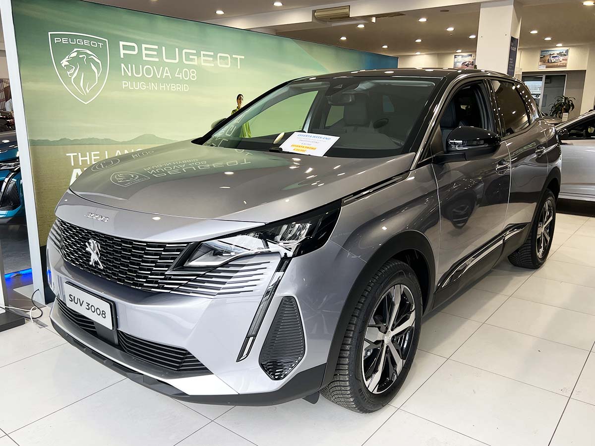 Peugeot SUV 3008 scontato (-6.000 €) in pronta consegna da Jolly Automobili Peugeot SUV profilo laterale e frontale fari cerchi in lega cofano portiere