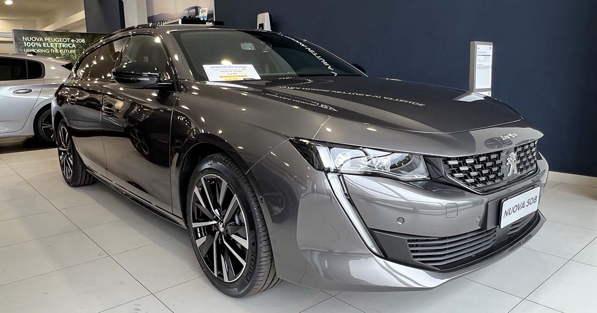 Peugeot 508 scontata (-6.000 €) in pronta consegna da Jolly Automobili Peugeot SW anteriore laterale fari cerchi colore
