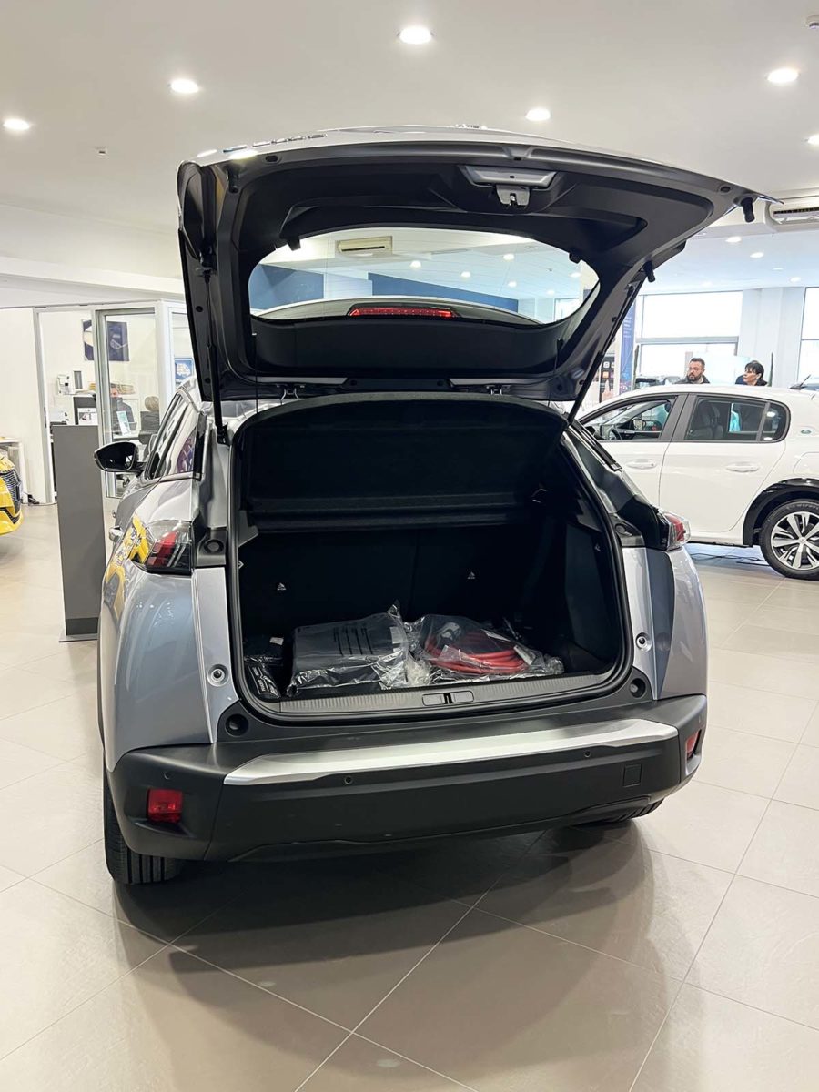 Peugeot SUV 2008 elettrico scontato (-4.000 €): in pronta consegna da Jolly Automobili Peugeot elettrica bagagliaio