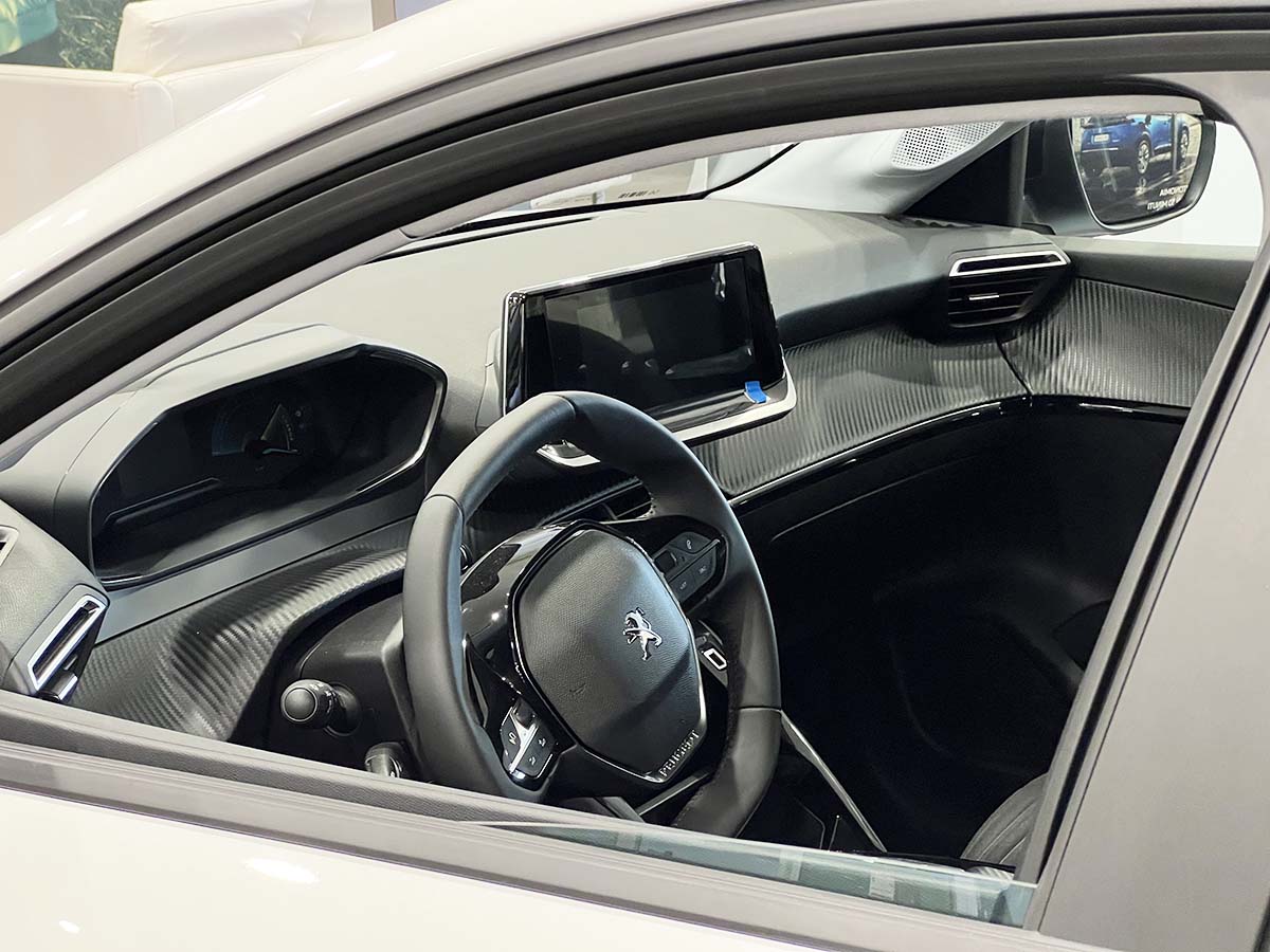 P Peugeot elettrica interni volante infotainment