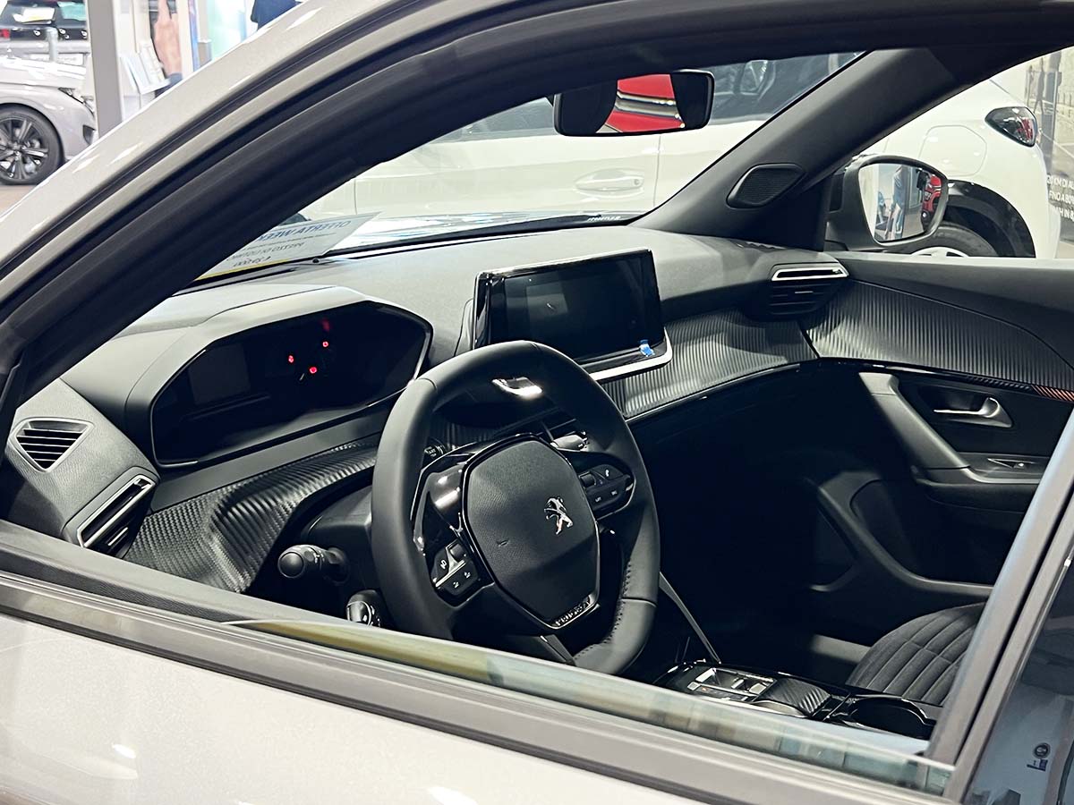Peugeot SUV 2008 elettrico scontato (-4.000 €): in pronta consegna da Jolly Automobili Peugeot elettrica interno volante cruscotto infotainment