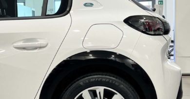 P Peugeot elettrica lato posteriore