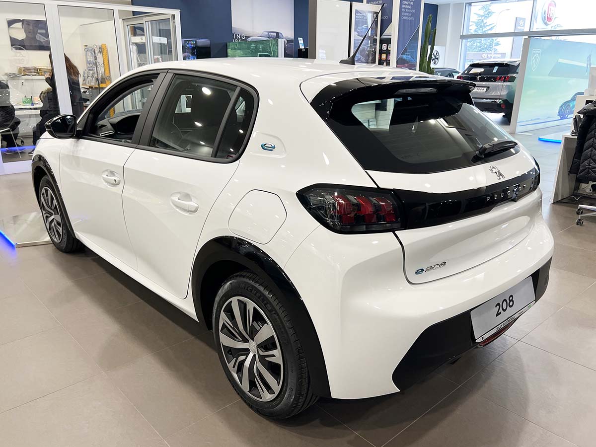 P Peugeot elettrica lato posteriore e laterale