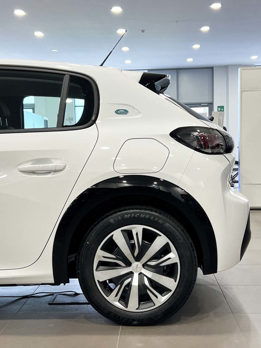 P Peugeot elettrica lato posteriore