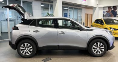 Peugeot SUV 2008 elettrico scontato (-4.000 €): in pronta consegna da Jolly Automobili Peugeot elettrica profilo laterale