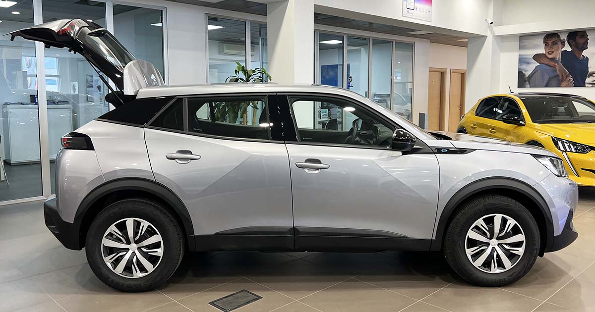 Peugeot SUV 2008 elettrico scontato (-4.000 €): in pronta consegna da Jolly Automobili Peugeot elettrica profilo laterale