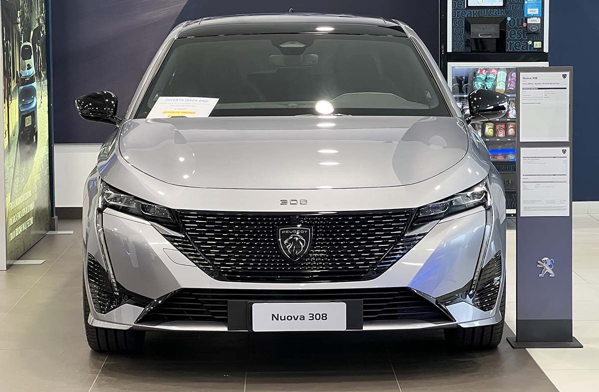 Peugeot 308 BlueHDi GT Pack scontata (-4.800) in pronta consegna da Jolly Automobili Peugeot frontale cofano firma luminosa