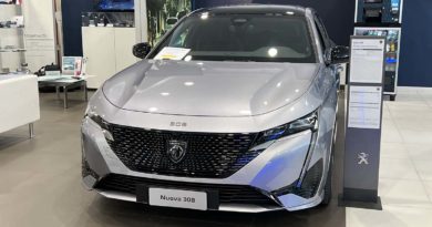 Peugeot 308 BlueHDi GT Pack scontata (-4.800) in pronta consegna da Jolly Automobili Peugeot frontale cofano firma luminosa