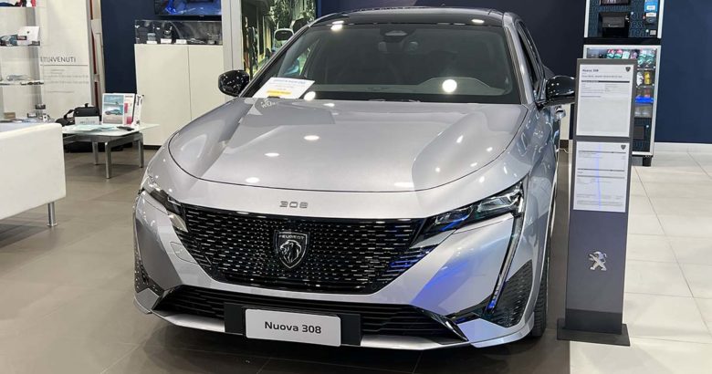 Peugeot 308 BlueHDi GT Pack scontata (-4.800) in pronta consegna da Jolly Automobili Peugeot frontale cofano firma luminosa