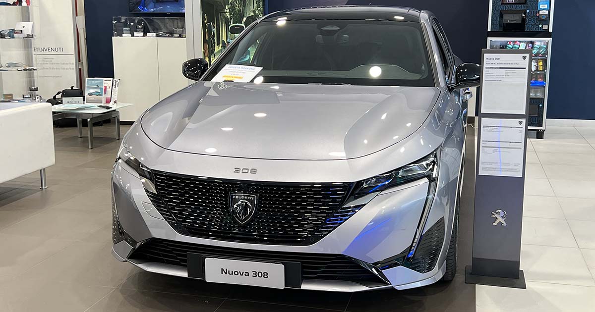 Peugeot 308 BlueHDi GT Pack scontata (-4.800) in pronta consegna da Jolly Automobili Peugeot frontale cofano firma luminosa