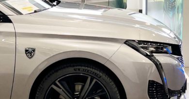 Peugeot 308 BlueHDi GT Pack scontata (-4.800) in pronta consegna da Jolly Automobili Peugeot laterale anteriore fari dente leone