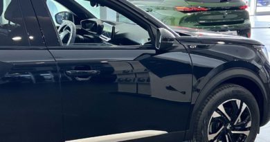 Peugeot 2008: il 2023 inizia bene e promette meglio Peugeot profilo laterale anteriore