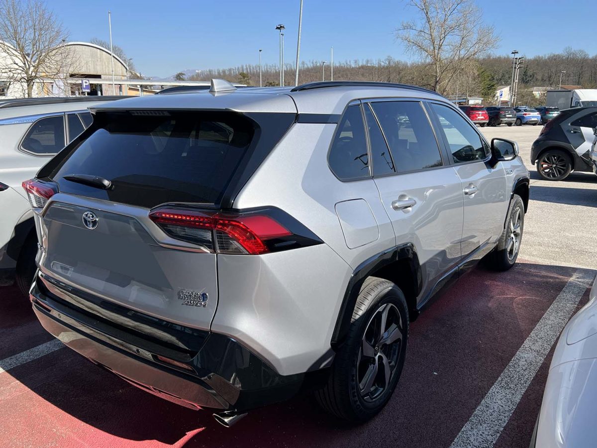 Toyota RAV posteriore Toyota RAV4 Hybrid: fino al 28 Febbraio 2023 tua da 279 € al mese Toyota RAV posteriore