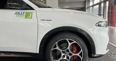 Alfa Romeo Tonale Hybrid: fino al 31 Marzo 2023 Alfa Romeo Tonale Hybrid profilo anteriore cerchi in lega fari