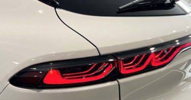 Alfa Romeo Tonale Hybrid: fino al 31 Marzo 2023 Alfa Romeo Tonale firma luminosa posteriore