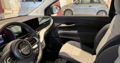 Fiat 500 Elettrica: fino al 31 Marzo 2023 tua con Leasys Miles. Scopri l’offerta Fiat Elettrica interni volante cruscotto