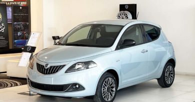Lancia Ypsilon: fino al 31 Marzo tua da 189 € al mese con finanziamento e rottamazione Lancia Ypsilon profilo anteriore e laterale guidatore